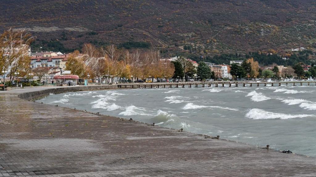 УХМР: Во Охрид денес претежно облачно и постудено време, со услови за повремени врнежи и температура до 4. степени