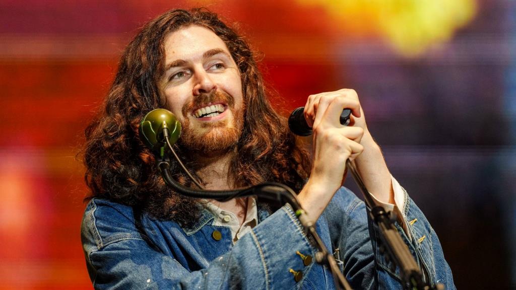 Hozier го претстави новиот албум „Unreal Unearth: Unending“