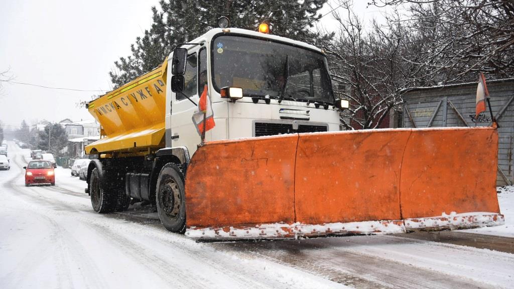 ЈП „Македонија пат“: Со целокупната  механизација и работна сила сме вклучени во расчистување на патиштата